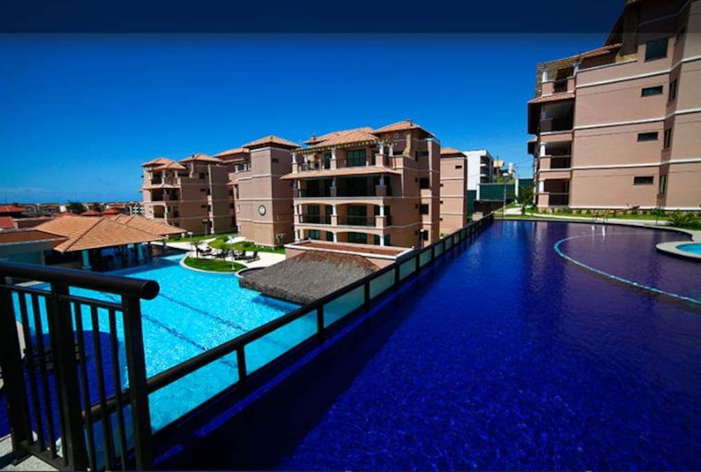Piscina superior com borda infinita