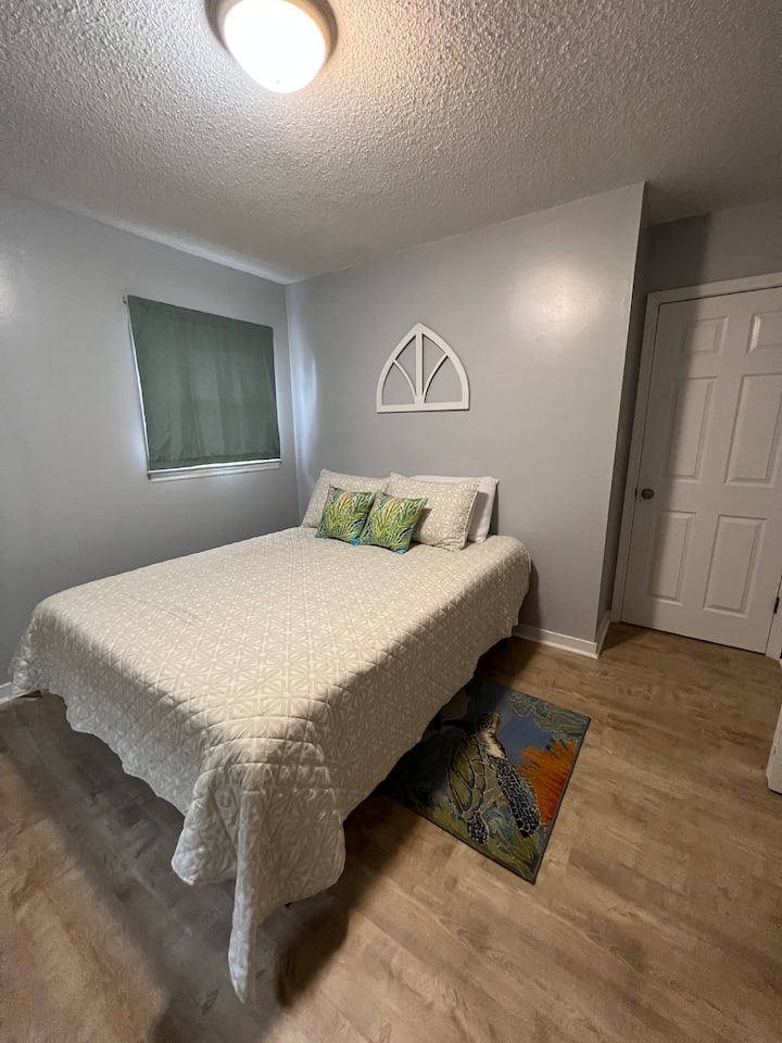 غرفة نوم ثانية مع مرتبة بحجم كوين تيمبور بيديك وتلفزيون 42بوصة