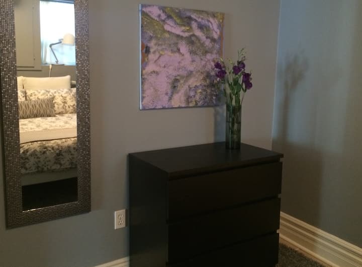 chumba cha kulala na kabati kubwa na friji ya droo