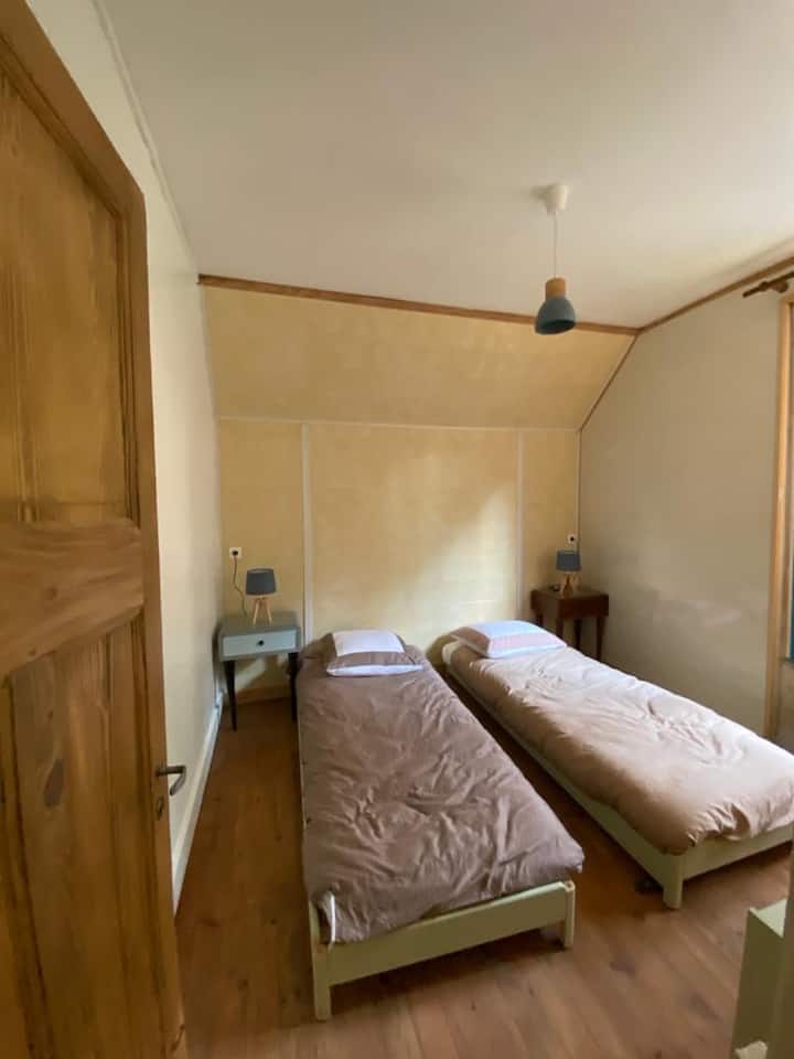 غرفة النوم الثانية في الثانية بسريرين مفردين