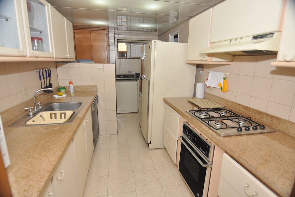 Cocina equipada, nevecon, lavadora, secadora y lavaplatos eléctrico.