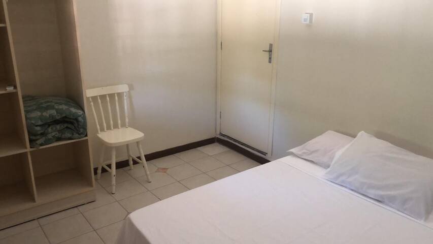 Quarto de casal - Ype roxo - Dax Bombinhas Hostel