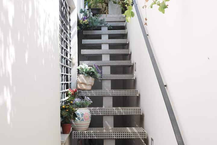LOVELY STUDIO IN TOWNHOUSE