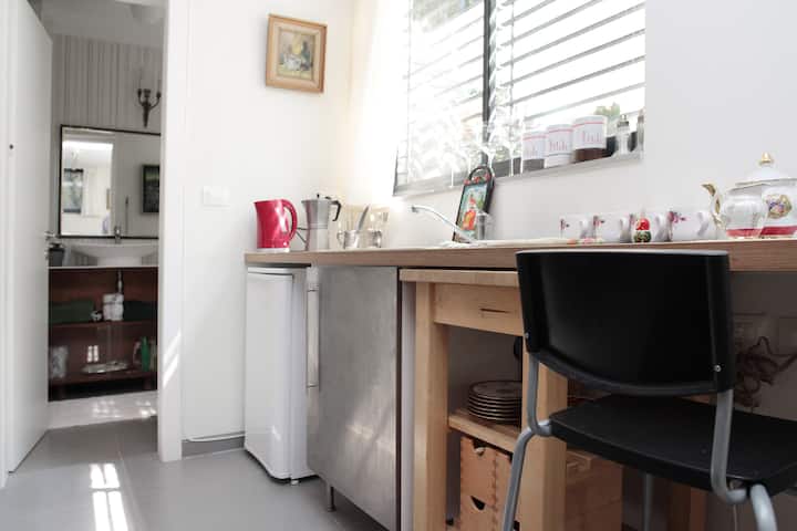 LOVELY STUDIO IN TOWNHOUSE