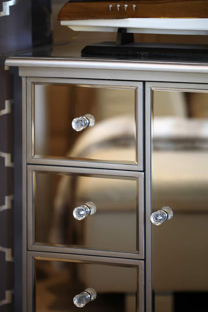 Subtelne połączeniem naturalnych materiałów i wyszukanych elementów szkła i metalu, odbijających światło, powodują, że wnętrze naszedo drewnianego domu pełne jest przestrzeni i blasku