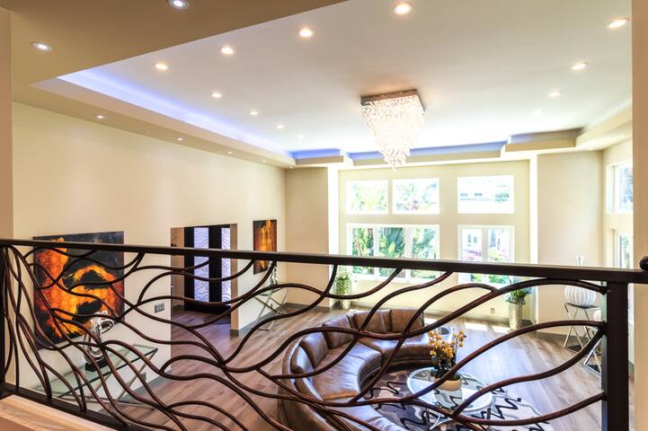 Hollywood Hills Tri-Level Luxury gallery image 4