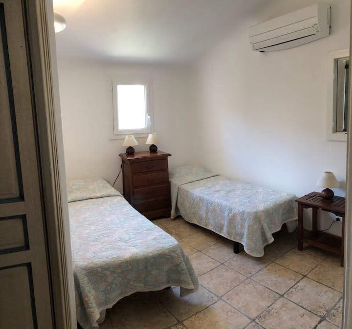 ერთადგილიანი საწოლი ოთახი