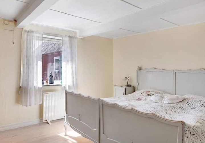 Аранжман за спиење:

Два кревета во целосна големина: овие кревети не се поврзани, но се поставени еден до друг.

Еден дополнителен кревет со целосна големина: не е прикажан на фотографиите.