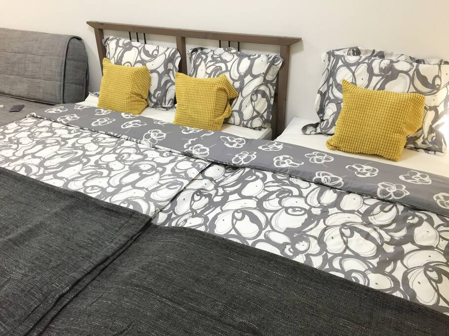 The theme color of the room is "Yellow" & "Gray".