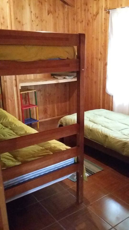 Მეორე ოთახი ორსართულიანი საწოლით და ერთადგილიანი საწოლით.
