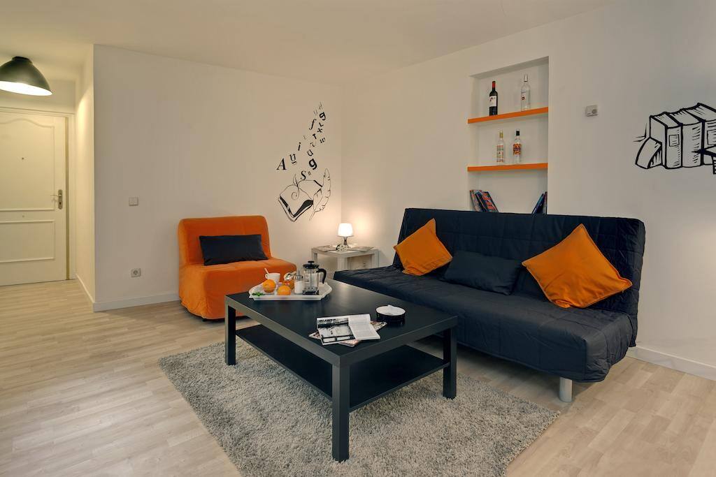 Amplio salón para disfrutar juntos. Con dos sofás cama, uno de ellos de matrimonio.