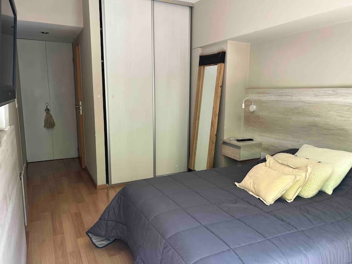 Chumba kikubwa chenye TV, kitanda cha malkia, bafu la ndani na kabati jingine. Kuangalia roshani kuelekea barabarani. Super mkali. Roller screen na nyeusi nje mapazia 