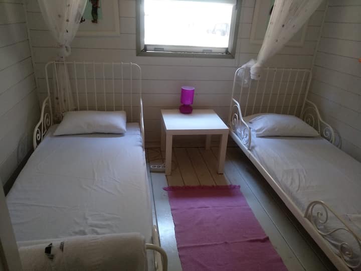 Dhoma jo 2 . Dhoma e fëmijëve. Dy krevate tek.