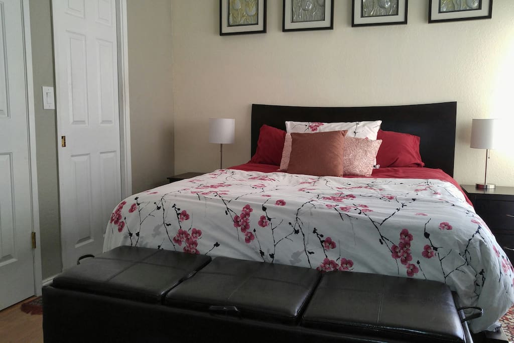Queen bed in the bedroom