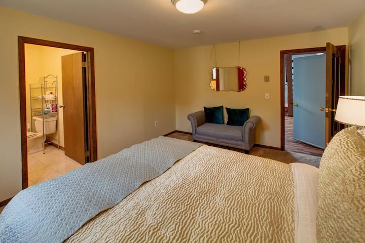 брачна спална соба и бања на долниот кат. Бањата има влез од спалната соба и кујнската страна.