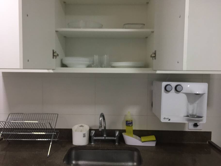 Louças, copos, utensílios domésticos
