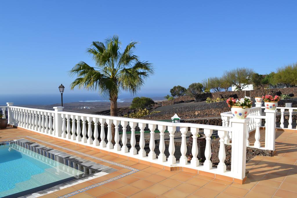 Blick auf Meer und Landschaft