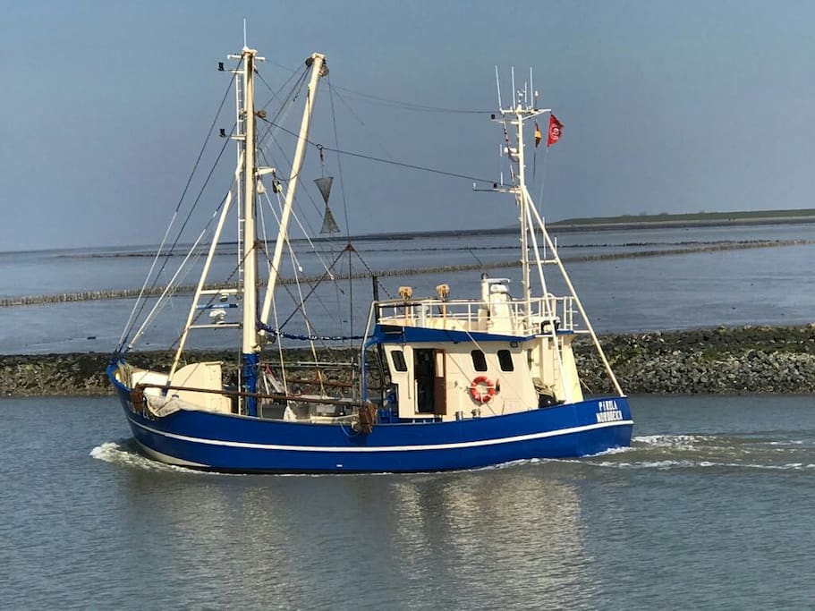 Ein Kutter im Norddeicher Hafen