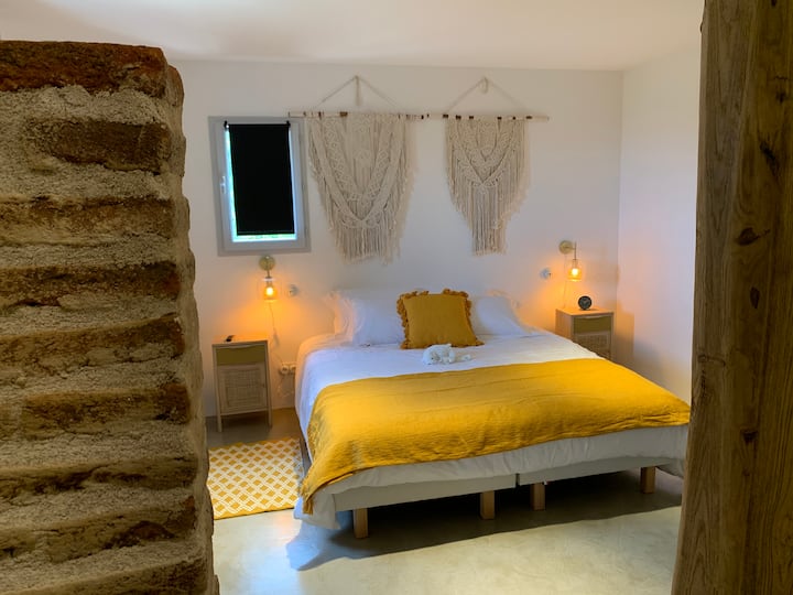 ห้องนอนใหญ่ที่มองเห็นได้จากห้องน้ำ