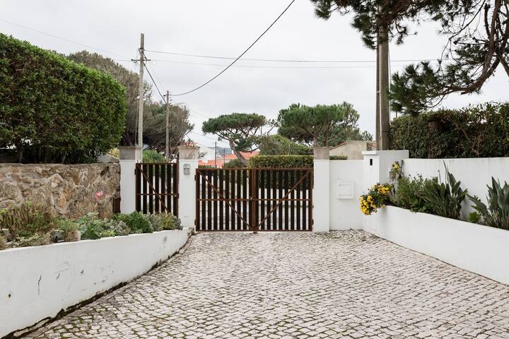 Relax on the sunny pool deck. Children friendly gallery image 4