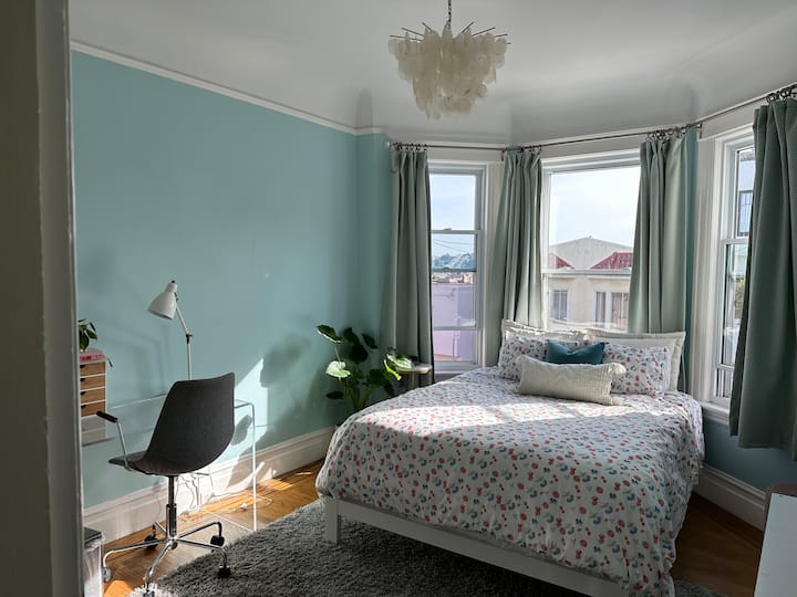 ห้องนอนชั้นบนพร้อมเตียงควีนไซส์