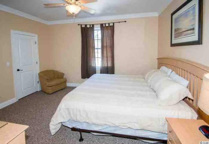 Hoofdslaapkamer op de begane grond met kingsize