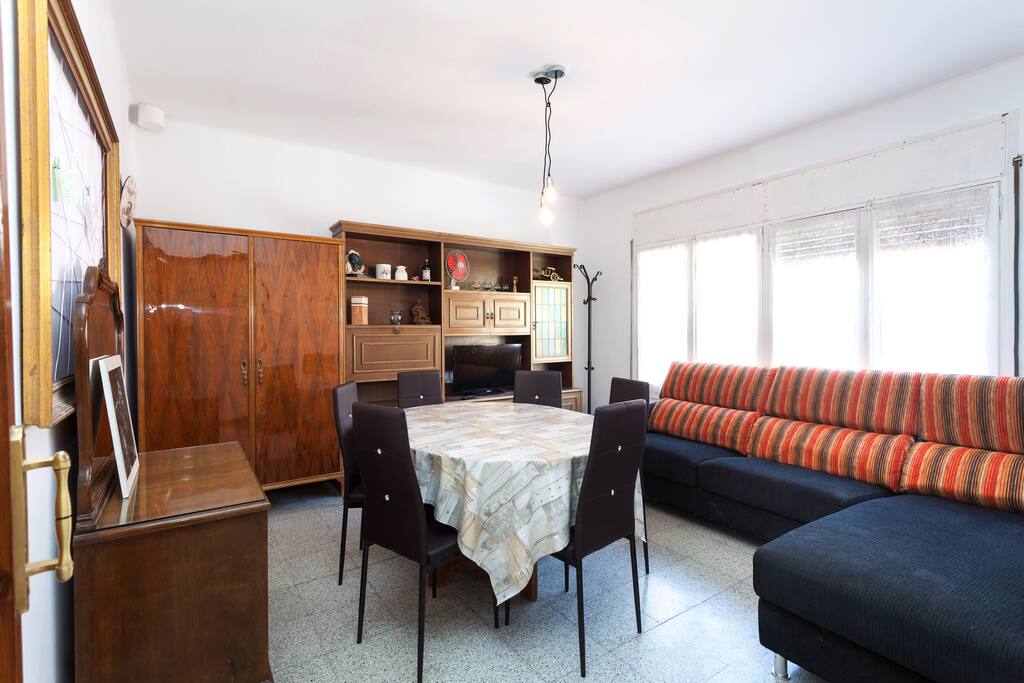 Amplio comedor, muy ilumindo con grandes ventanales.