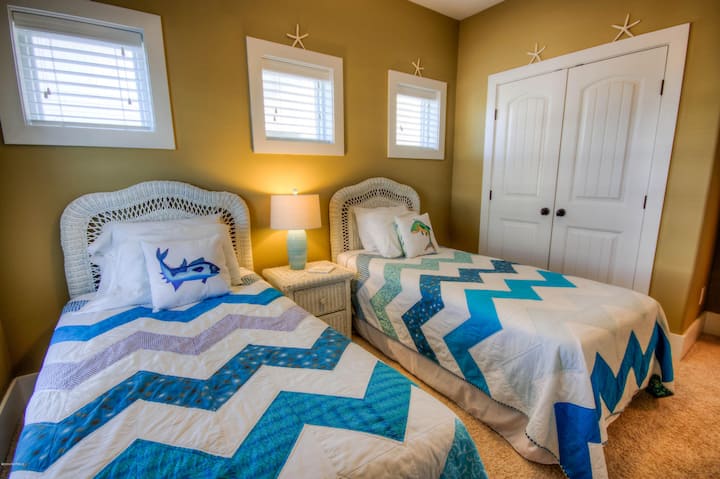 ห้องนอนที่ 2 เตียงแฝดเหล่านี้สามารถดันเข้าด้วยกันได้หากจำเป็น 