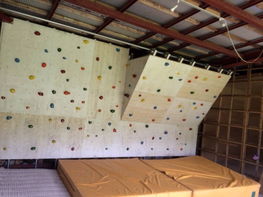 Rock climbing gym:free use!