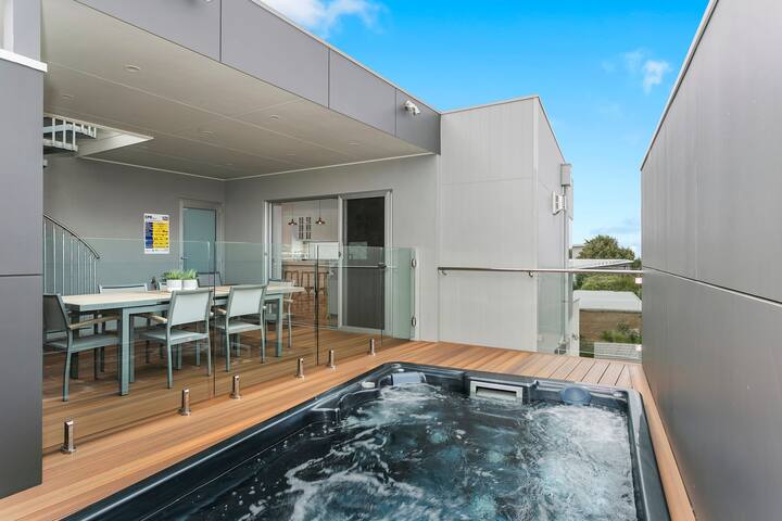 LUXURY LIVING ONLY 200M FROM BEACH & TOWN CENTRE!! gallery image 3