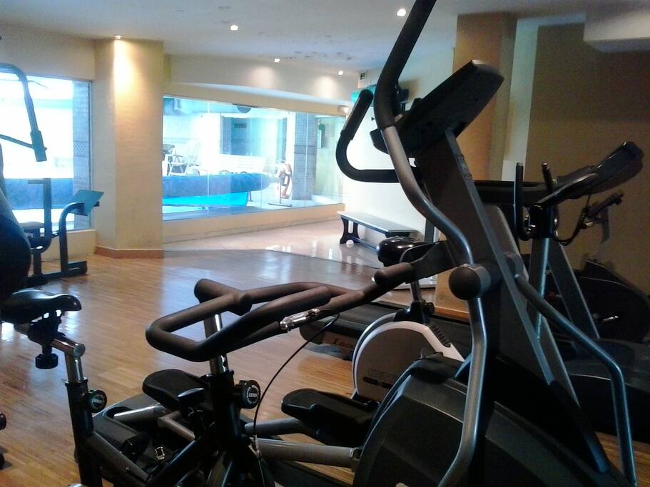 gimnasio y piscina