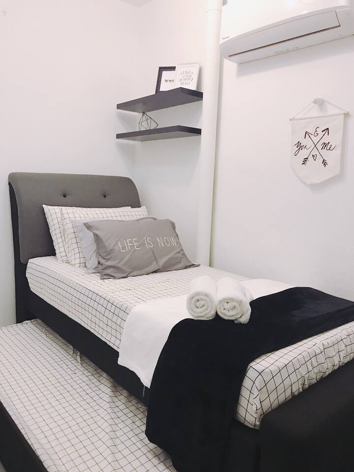 Room no.5 
Pull out bed - Two single beds room 
With wall fan and aircond. 