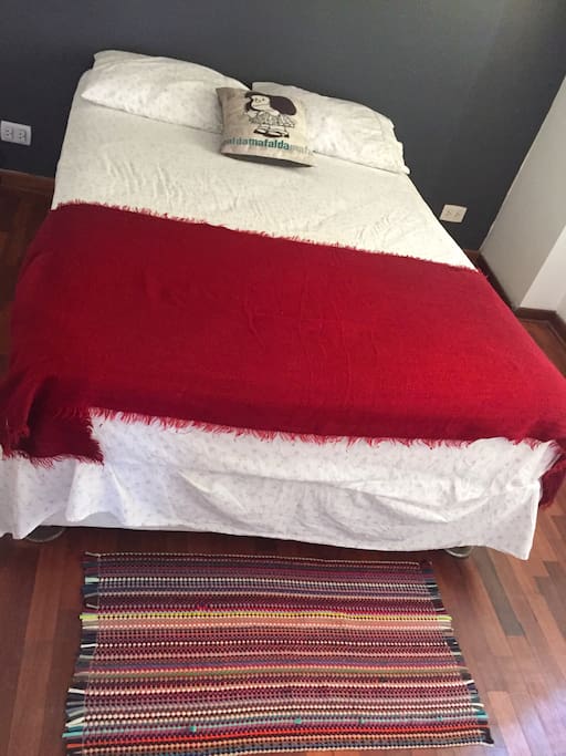 Habitación - cama con sábanas y almohadas / Room - bed with sheets and pillows