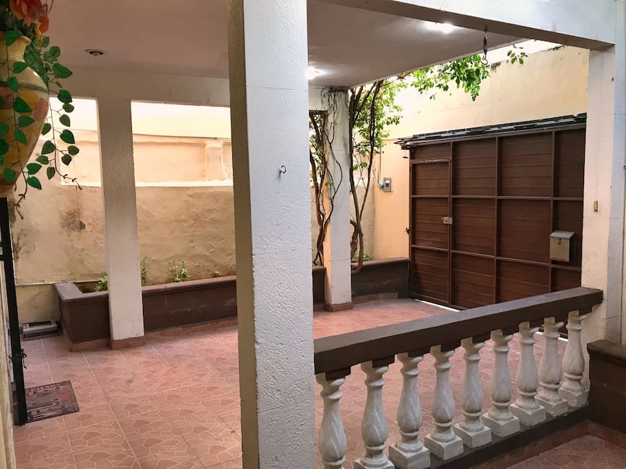 Terraza y portón