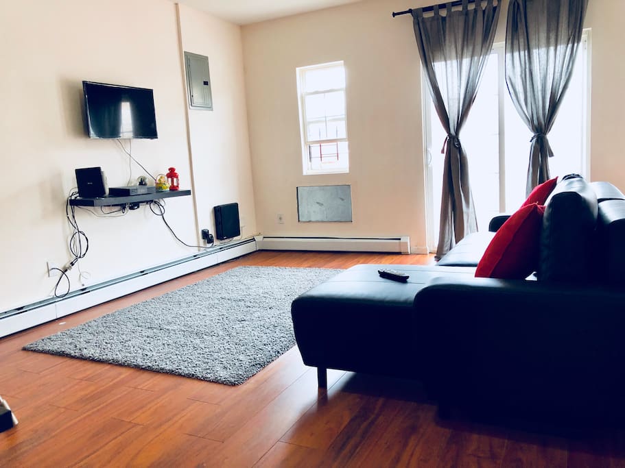 Spacious living room with Cable TV