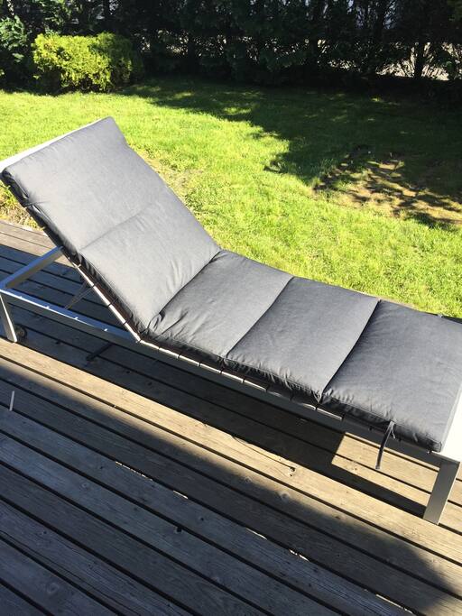 2 solsenger på terassen.