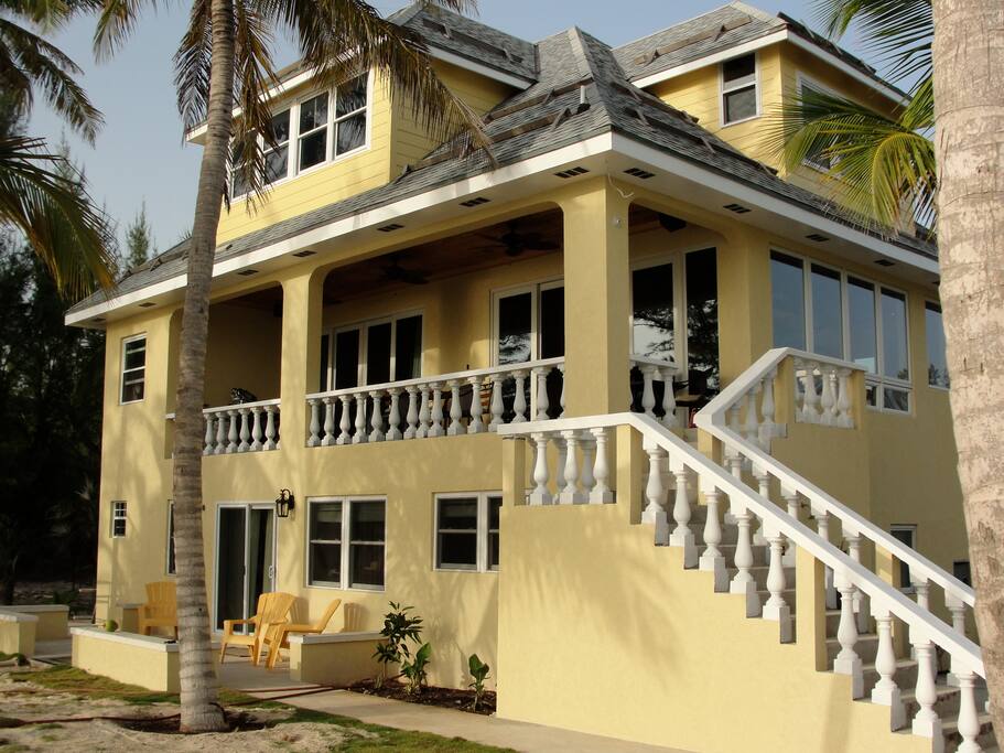 Jolly Mon included a loft, mainfloor, and studio with its on private entrance.