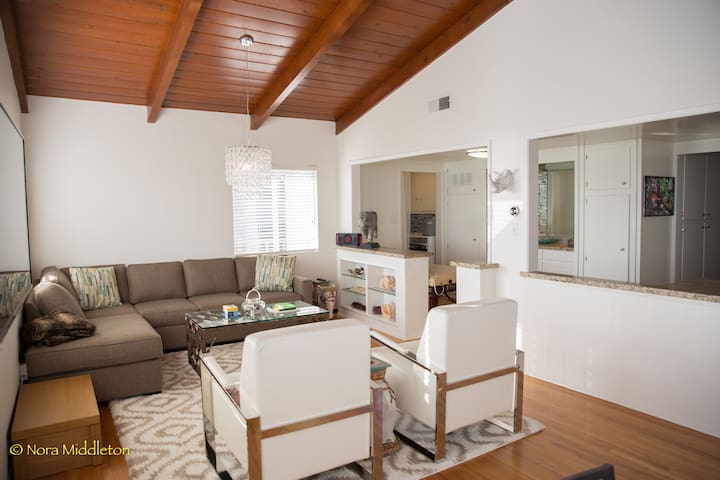 180 Degree Ocean View in Cardiff - Room in Home