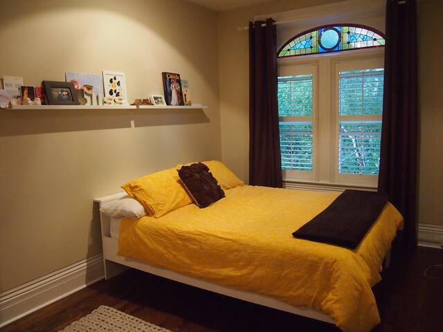 A gorgeous house in Queen West! gallery image 5