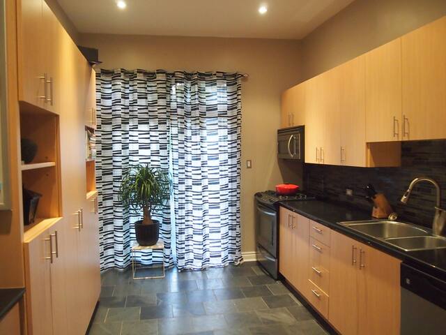 A gorgeous house in Queen West! gallery image 2