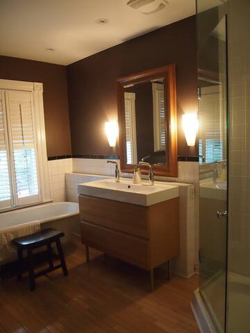 A gorgeous house in Queen West! gallery image 4