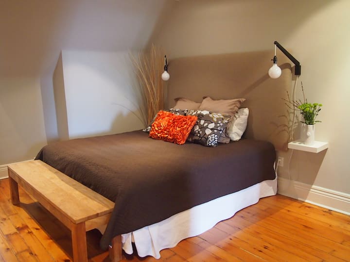 Главна спална соба на третиот кат со брачен кревет (широк 180-220 см), тавански прозорец и тераса за излегување.