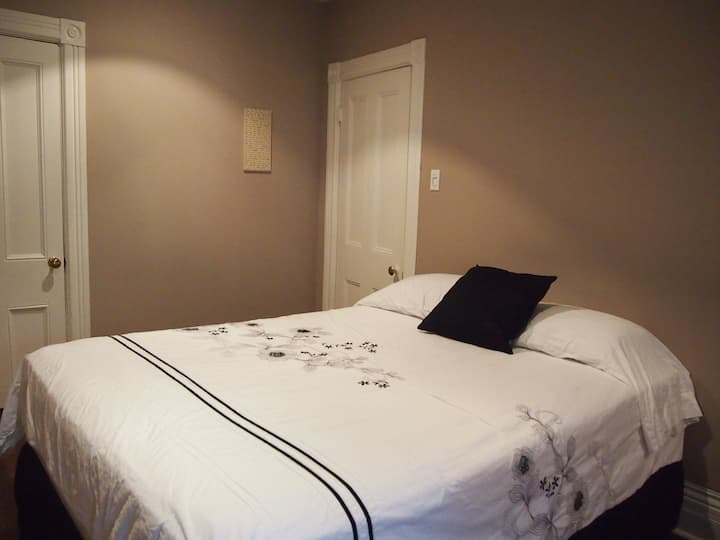 Другата спална соба на вториот кат со брачен кревет (широк 150-179 см) и телевизор со рамен екран.