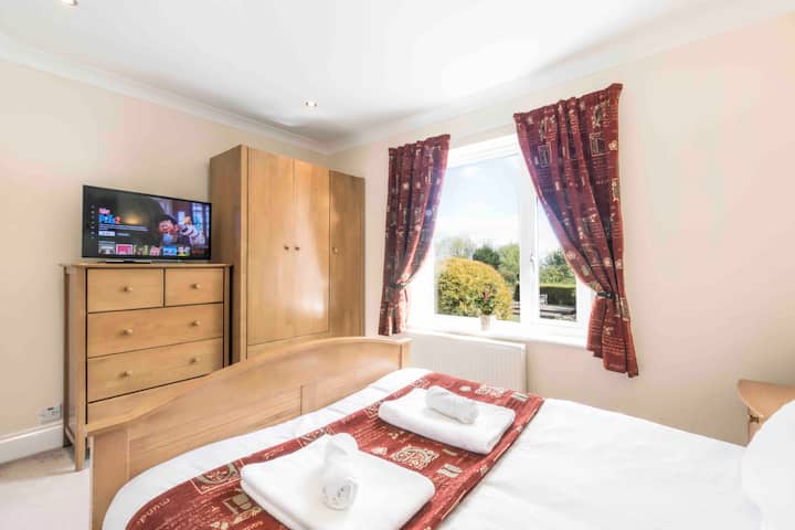 Спалня на приземния етаж с градина и изглед към морето