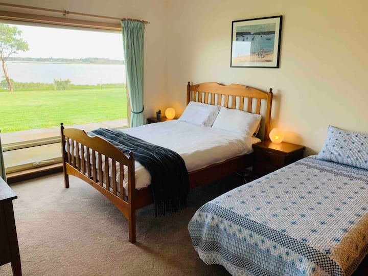 Cama tamaño queen e individual... TV o DVD para una mañana perezosa