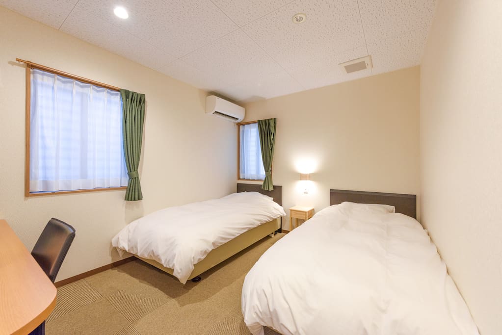 Spacious twin room for 2 persons (2 single beds)