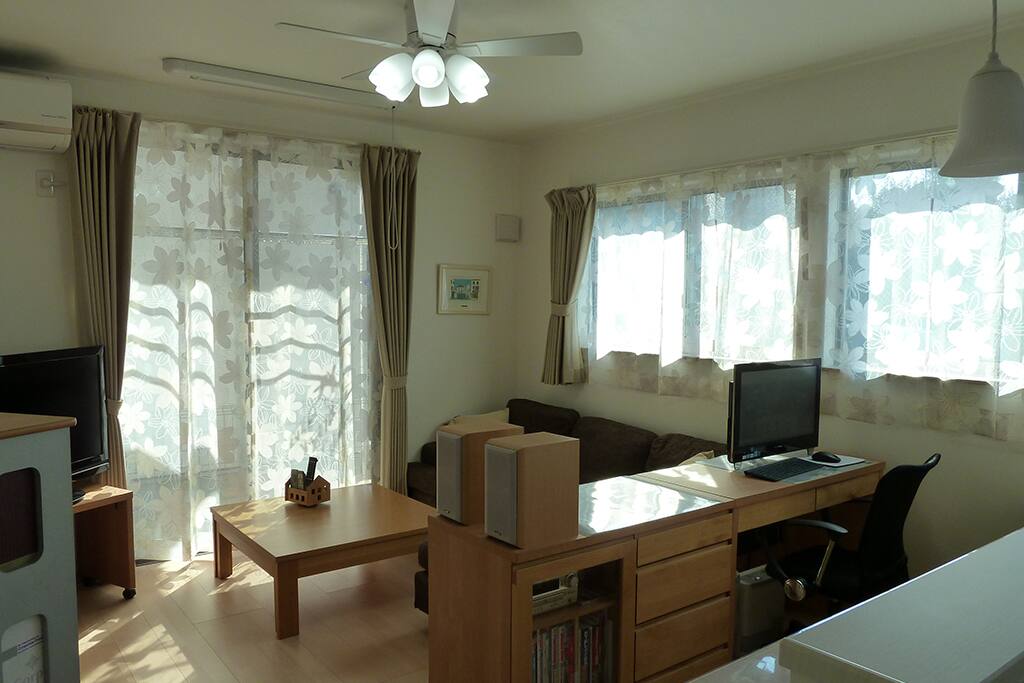 Living room is shared with the host but please feel at home.リビングルームはホストと共有です。自分の家のようにくつろいでください。