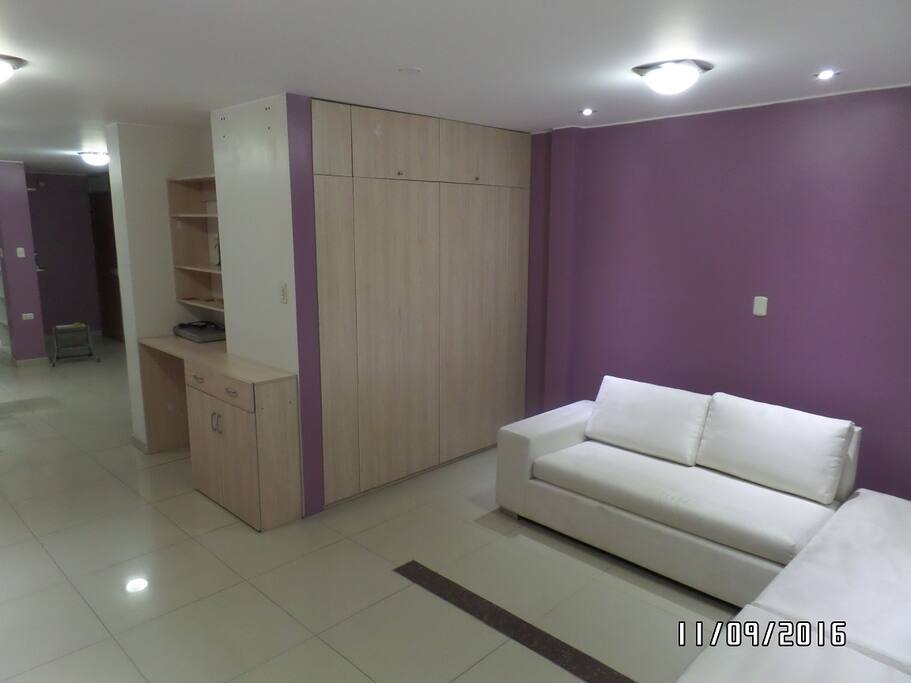 Escritorio y Closet en Sala que puede ser un tercer dormitorio con 2 sillones muy cómodos.