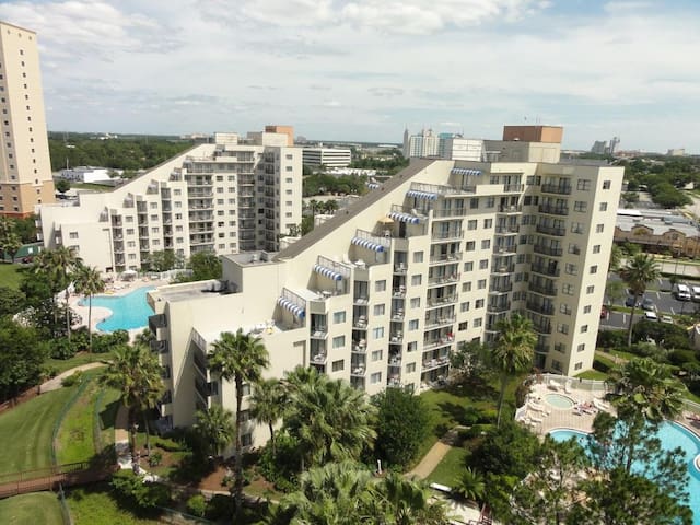 Lake-front Apt on I-Drive & Views of Universal Orl