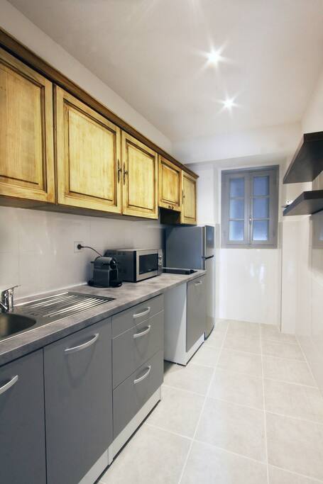 cuisine: machine expresso, micro ondes, grand frigo
